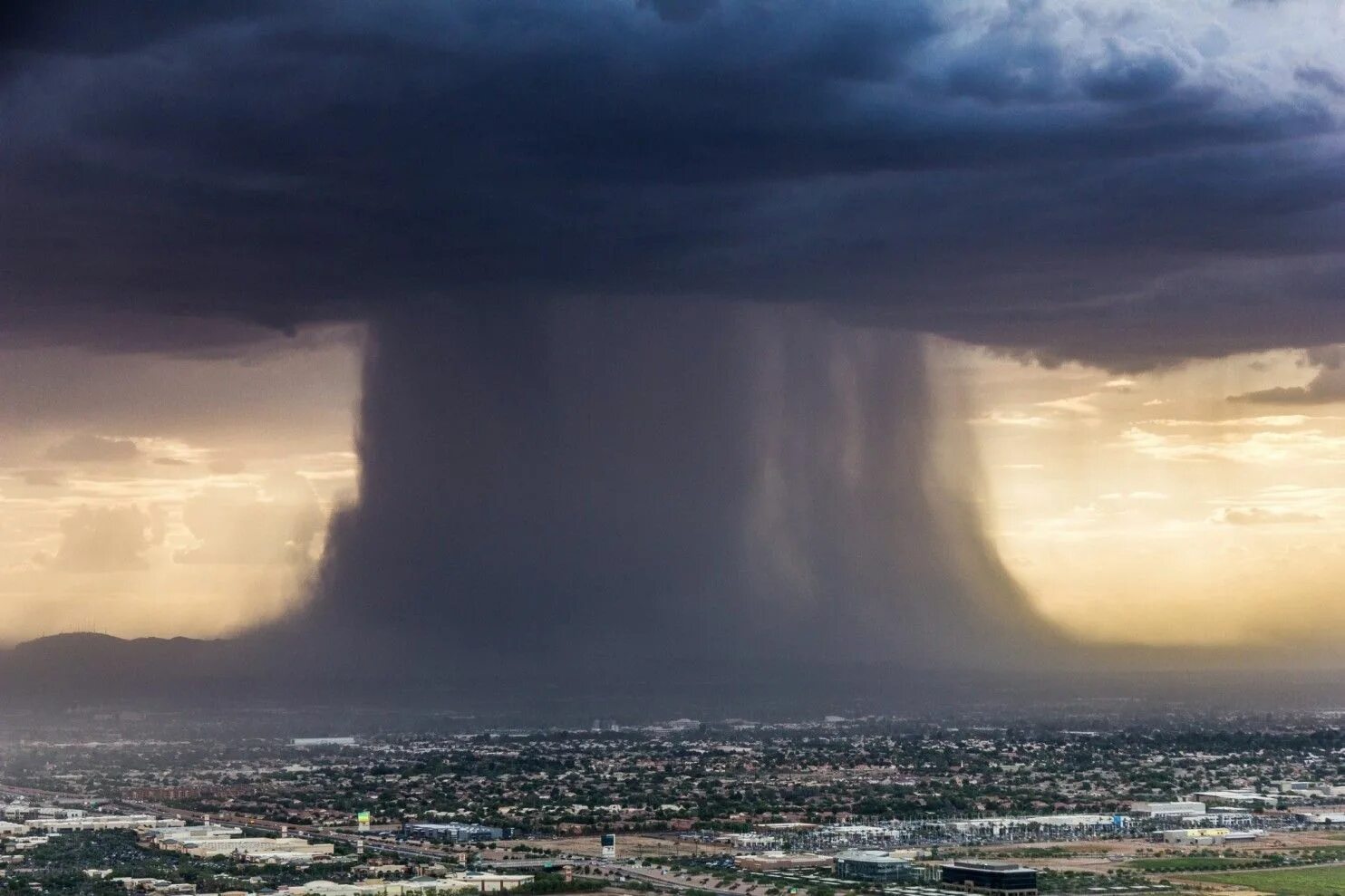 Природные катаклизмы фото Watch this incredible microburst come crashing down over Phoenix Clouds, Natural