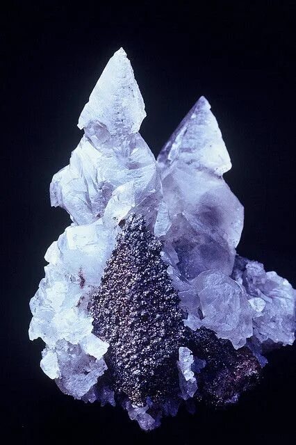 Природные кристаллы фото Calcite and pyrite Crystals minerals, Rocks and minerals, Minerals and gemstones