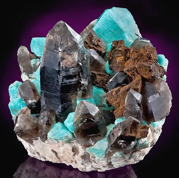 Природные минералы фото Smoky Quartz on Amazonite with Goethite ps. Siderite crystals Stones and crystal