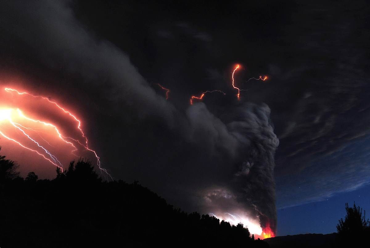 Природные явления фото Lucas, 24 years Brazil Volcano world, Volcano lightning, Volcano pictures