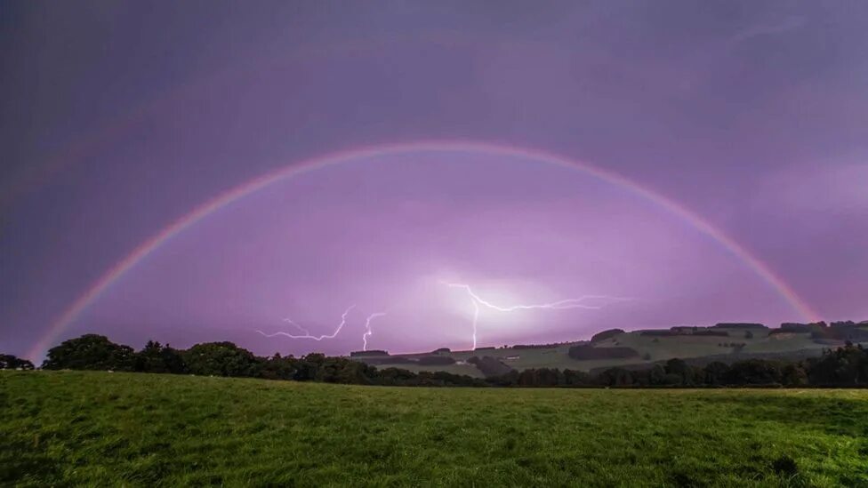 Природные явления фото The rare phenomenon of the 'moonbow' - BBC Culture