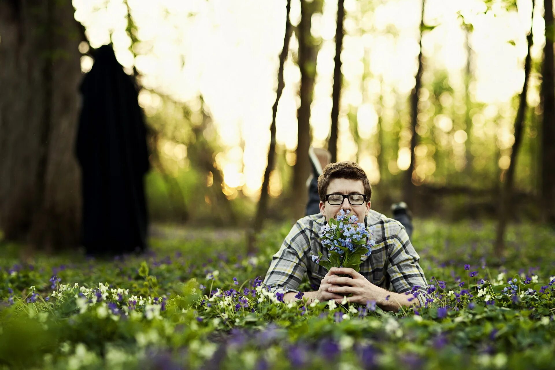 Природный фото человек Download wallpaper forest, flowers, background, guy, section men in resolution 1