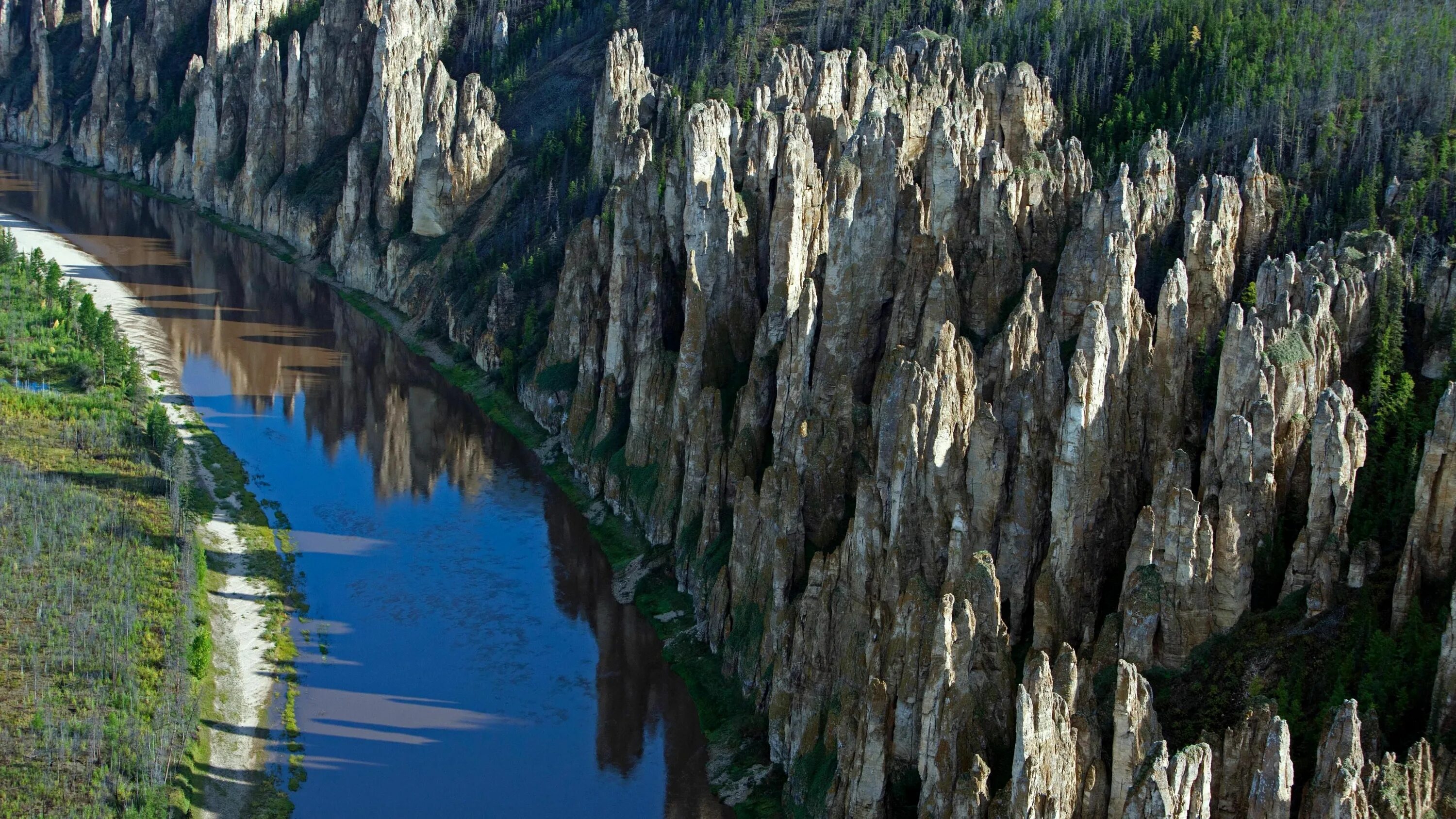 Природный парк ленские столбы фото The 'Lena Pillars' are a natural rock formation on the banks of the Lena River i