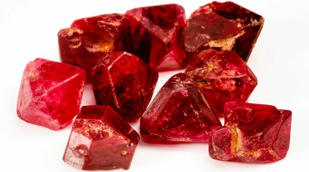 Природный рубин фото Passionate Ruby to decore your engagement ring Moon rock, Red gemstones, Gemston