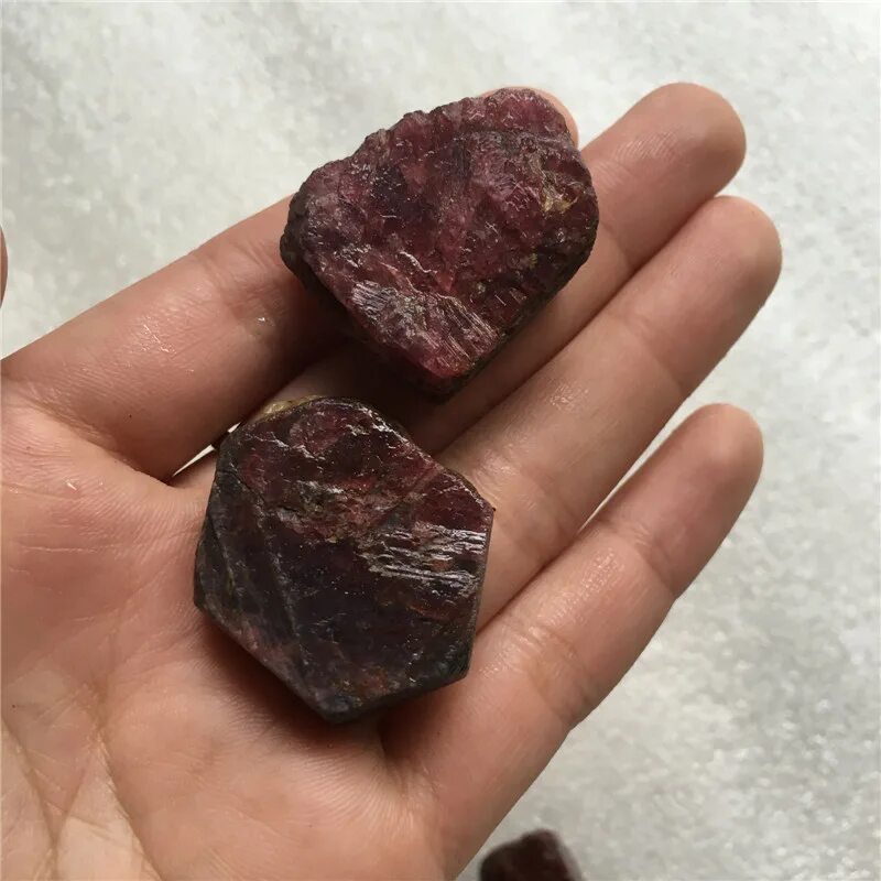 Природный рубин фото 2pcs rare Madagascar natural stones and minerals red corundum rough ruby raw gem