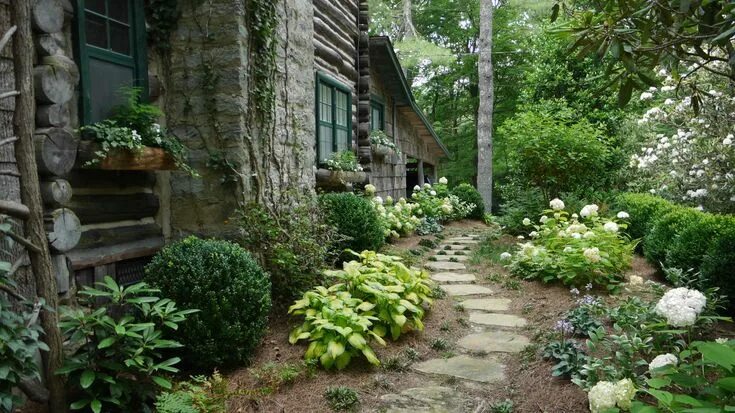 Природный стиль в ландшафтном дизайне Berry Edwards hydrangea walk Hosta gardens, Garden design, Shade garden