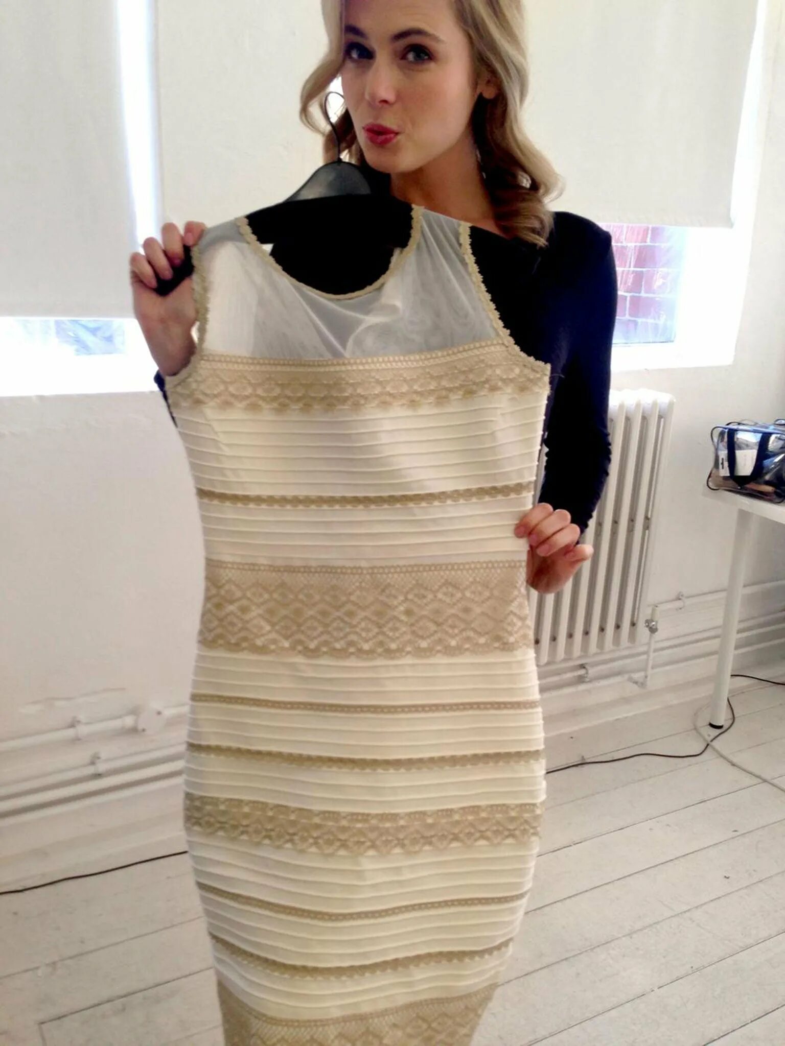 Пришли фото платья The Dress' returns in special edition gold and white version for Comic Relief ch