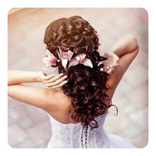 Приснилась красивая прическа curled and pinned flowers, wedding hair Wedding hairstyles, Hairstyle, Curly hai