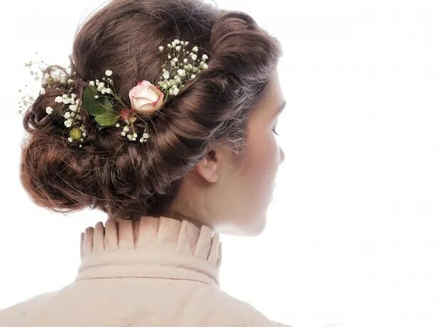 Приснилась красивая прическа Premium Photo Back view of beautiful haircut with small flowers