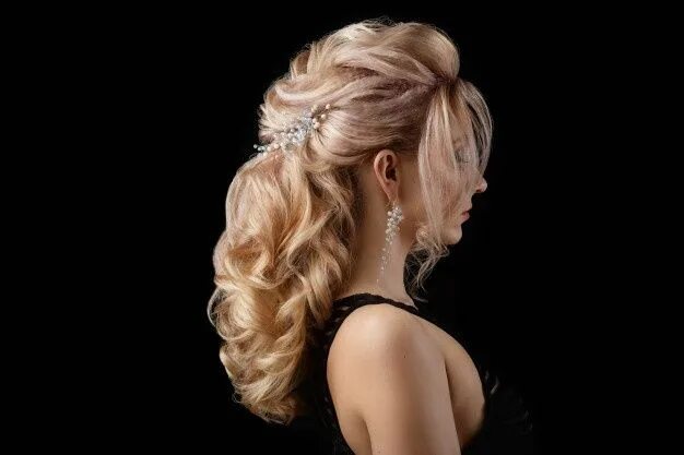 Приснилась красивая прическа у меня на голове La encantadora dama tiene un bonito peinado Foto Gratis Cool hairstyles, Hair st