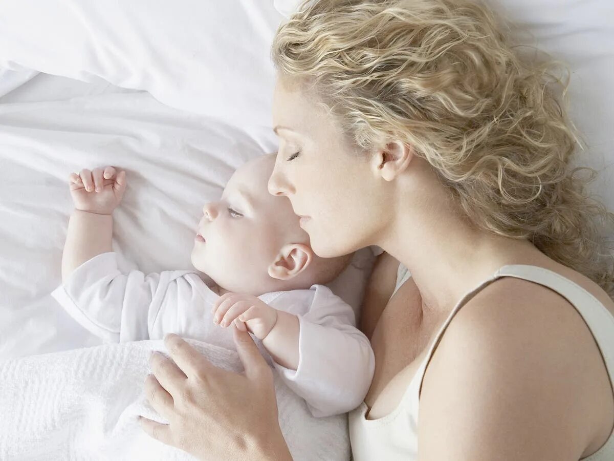 Приснилось моя мама с очень красивой прической Co-sleeping with your baby can increase the risk of sudden infant death syndrome