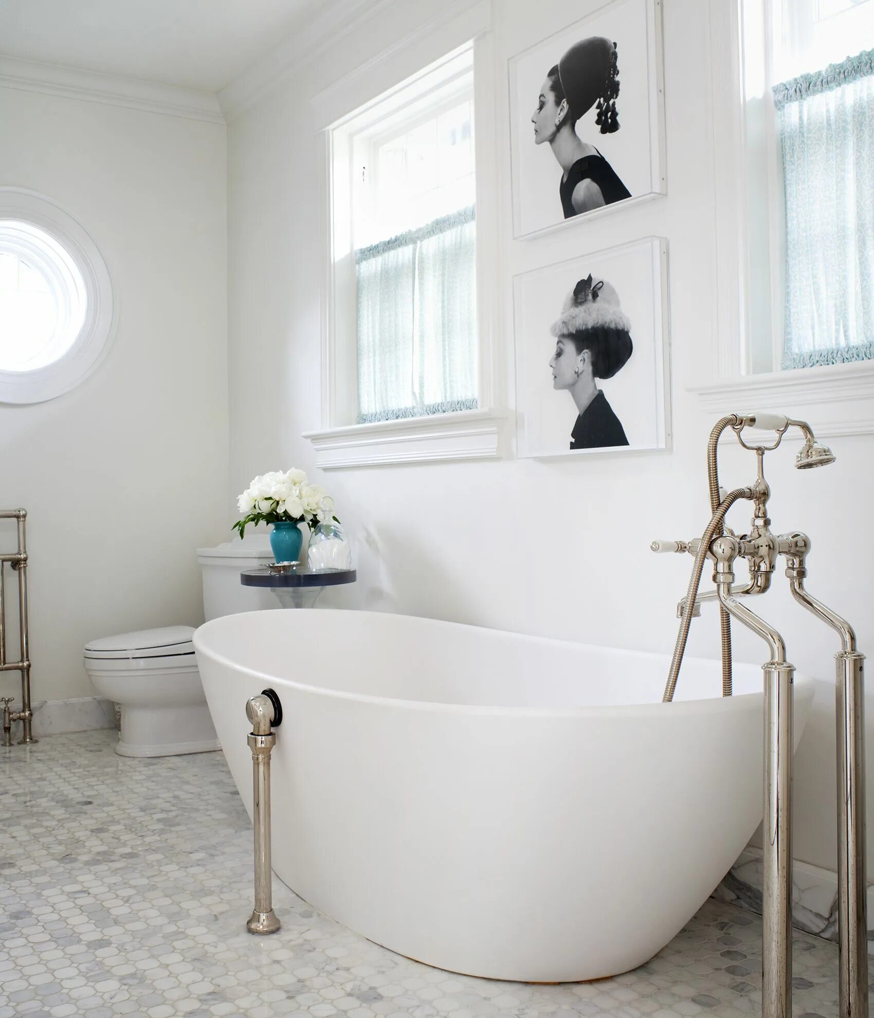 Пристенная ванна в интерьере An Elegant Toronto Retreat All white bathroom, Bathroom design, Bathroom inspira