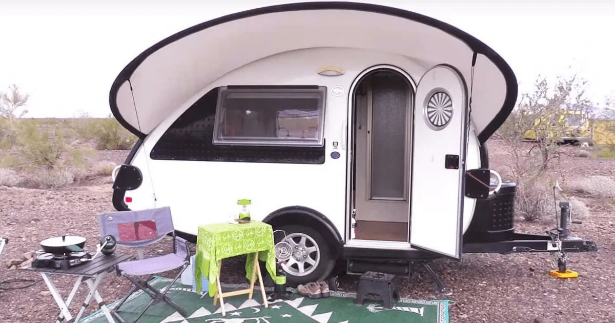 Прицеп дача фото Woman Lives Full-Time In Tiny Teardrop Trailer - See How She Fits Everything She