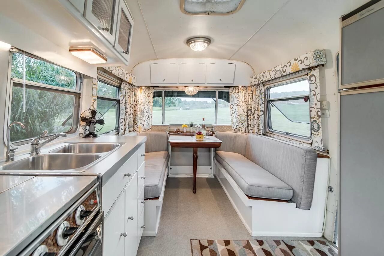 Прицеп дом на колесах фото Small Spaces That Live Large Motorhome interior, Airstream interior, Rv interior