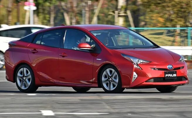 Приус 50 фото 9. Toyota Prius - 2016-04-27 - 10 'Green' Cars With The Lowest Resale Values