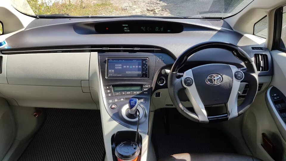 Приус фото салона Новый руль - Toyota Prius (30), 1,8 л, 2010 года стайлинг DRIVE2