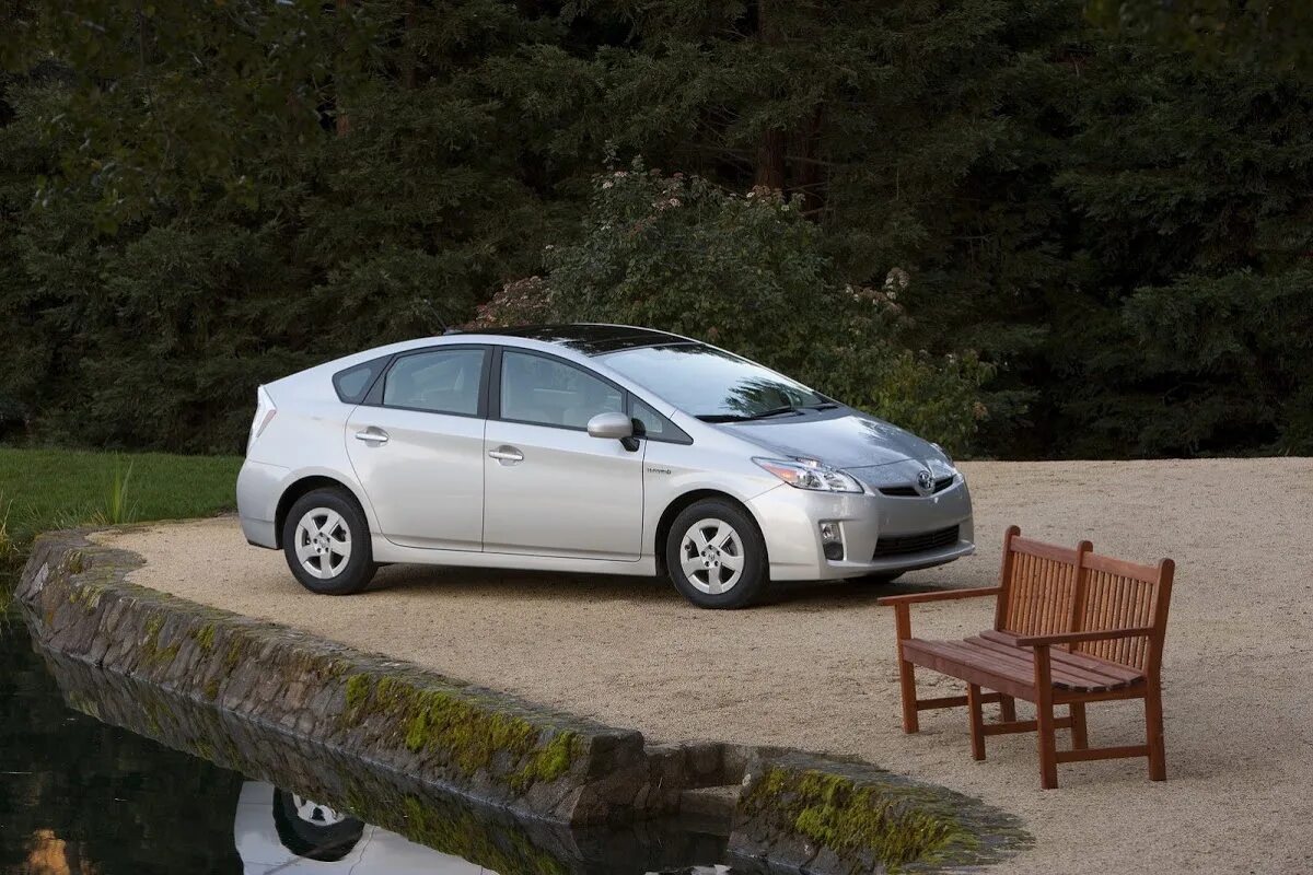 Приус машина фото Toyota Issues Recall for 242,000 Prius and Lexus HS 250h Hybrids Over Brake Glit