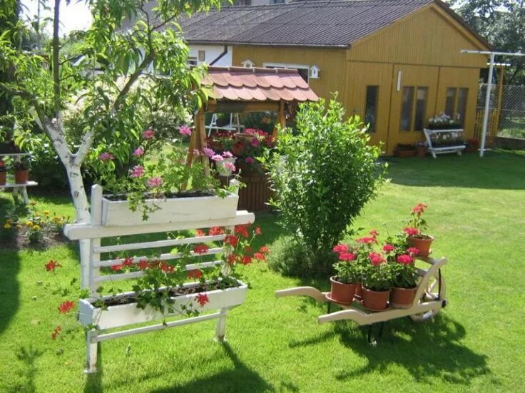 Приусадебный участок своими руками фото Оформление участка цветниками Flower beds, Garden design, Small garden design