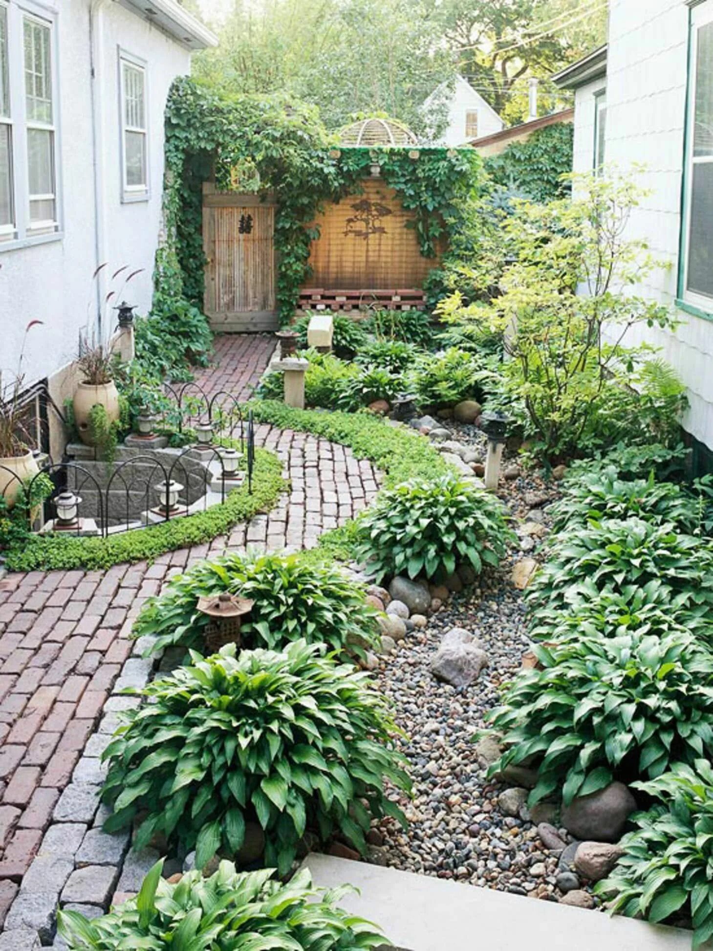 Приусадебный участок цветники фото Make Every Inch Count: Ideas & Inspiration for Small Backyards Small backyard la