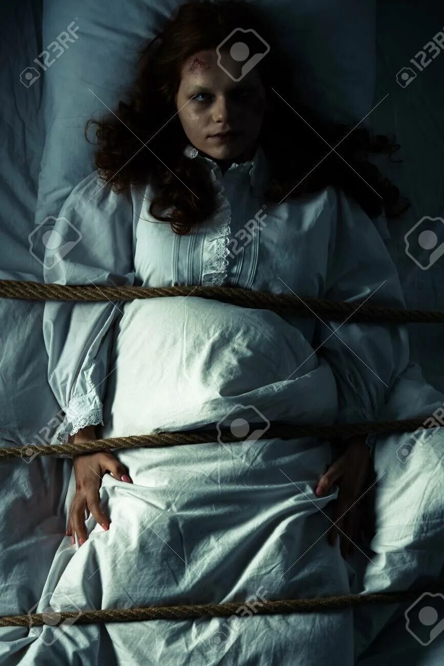 Привязанная кровати фото Obsessed Woman In Nightgown Bound With Rope In Bed Фотография, картинки, изображ