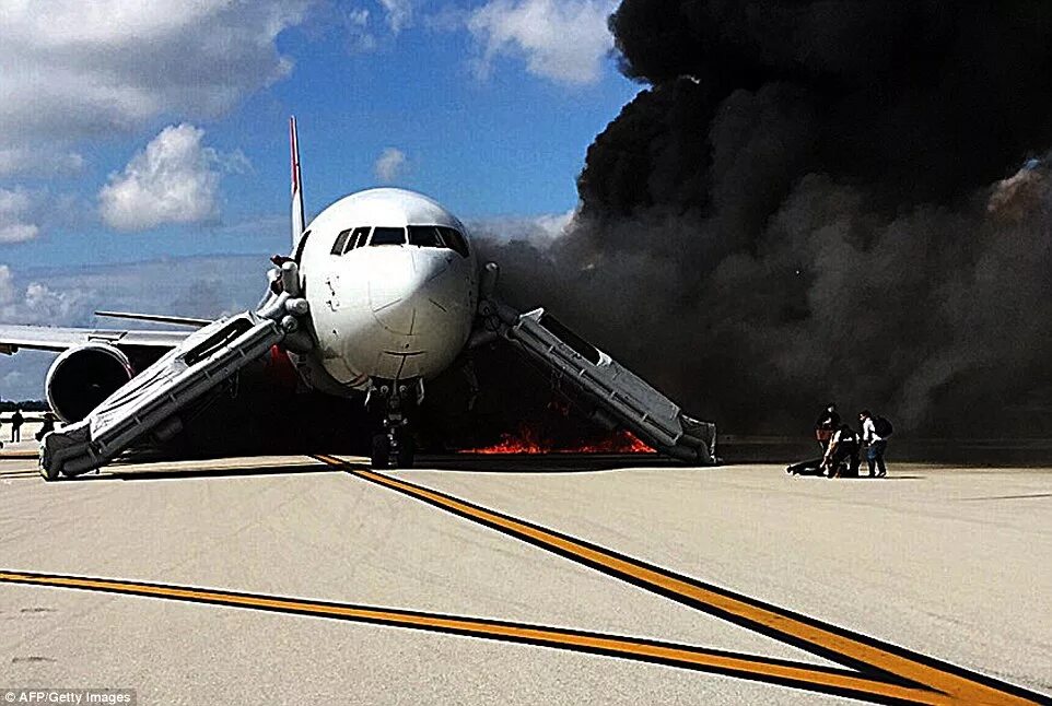 Приземляющийся самолет фото Dynamic Airways jet catches fire at Fort Lauderdale airport, Florida