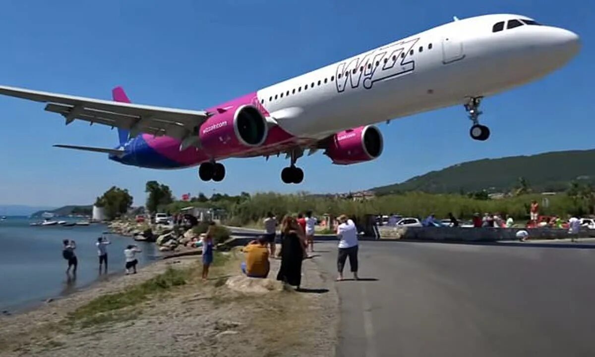 Приземляющийся самолет фото Tourists stunned as Wizz Air jet skims their heads on Greek beach The Independen