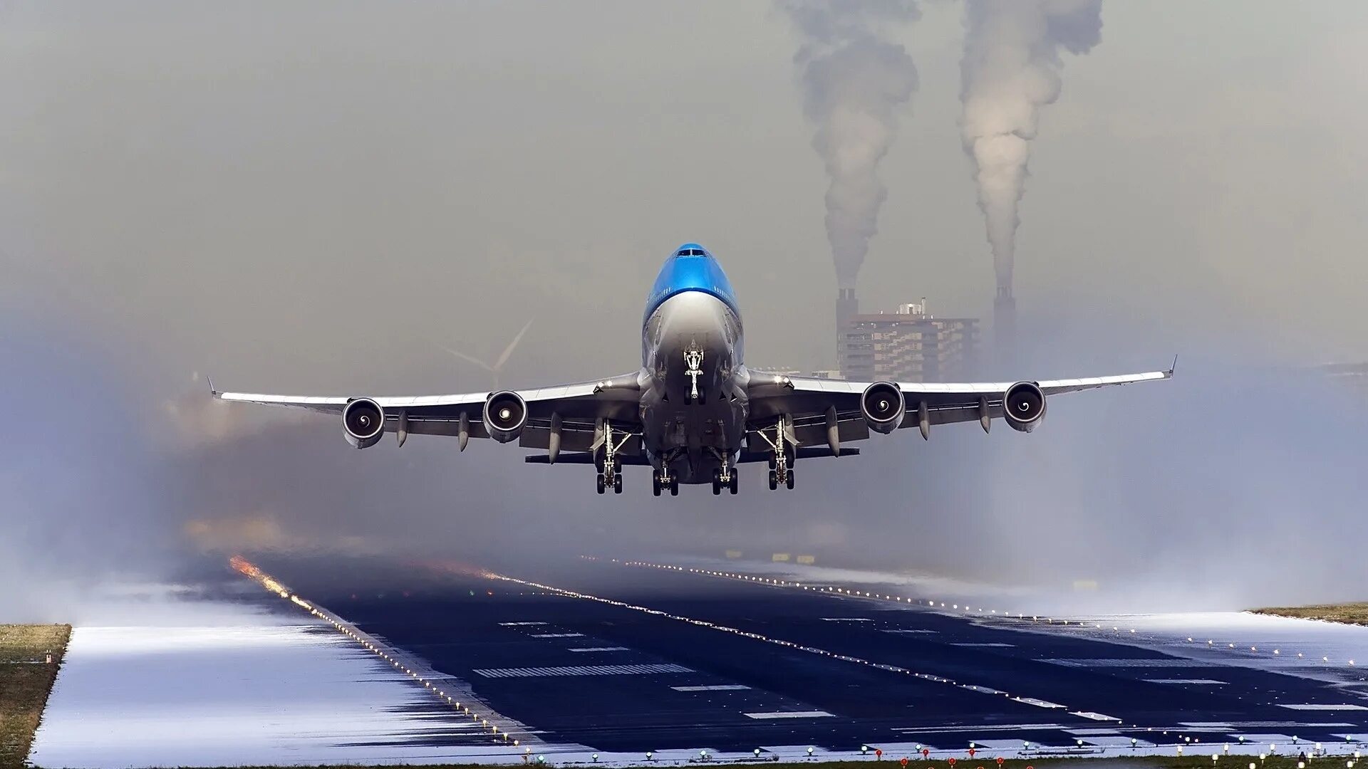 Приземляющийся самолет фото Взлет самолета Boeing 747 нидерландской авиакомпании KLM Обои для рабочего стола