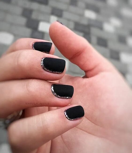 Про черный маникюр Матовый маникюр 2024: тенденции дизайна ногтей Black shellac nails, Black nails,