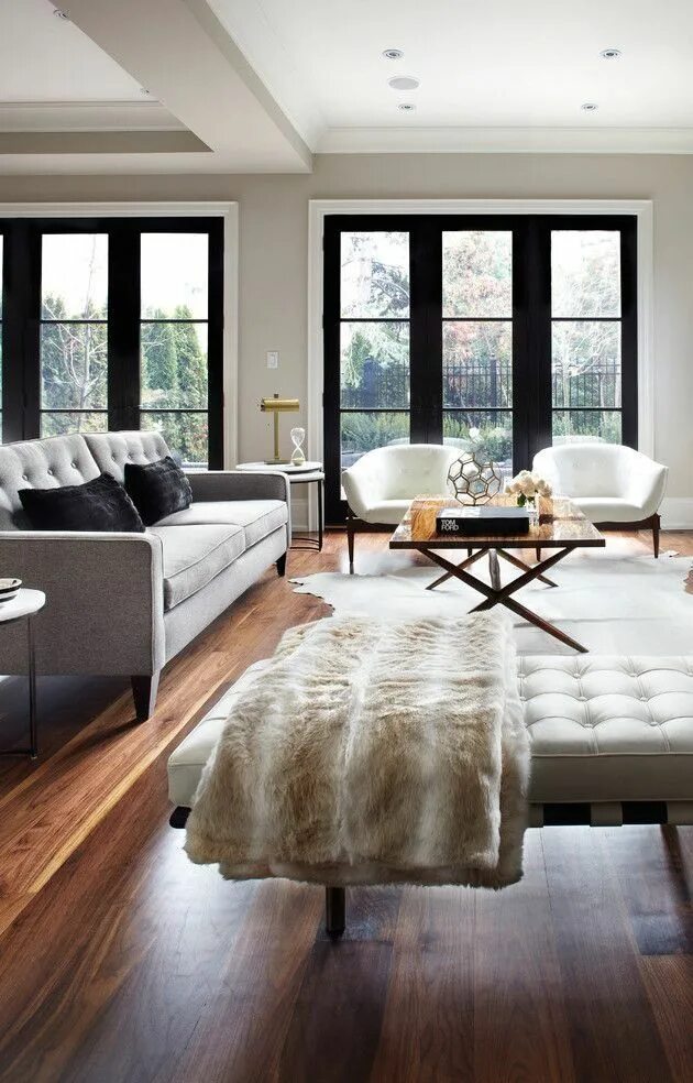 Про фото интерьеры Dark windows light wall color + dark accents Living room design modern, House in