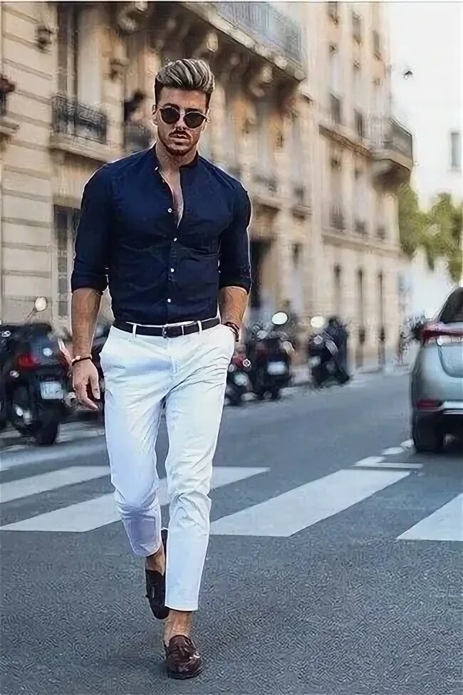 Про мужской стиль Look de moda: Camisa de vestir azul marino, Pantalón chino blanco, Mocasín con b