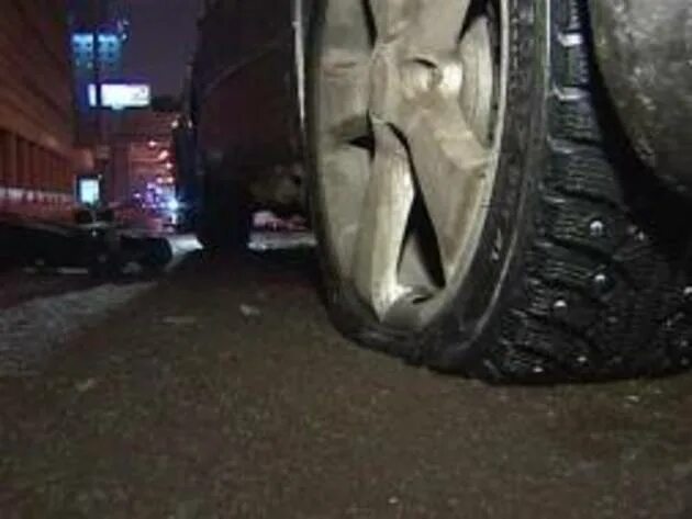 Пробитое колесо фото ночью Drunk driver crashes into police car in Astrakhan Vestnik Kavkaza