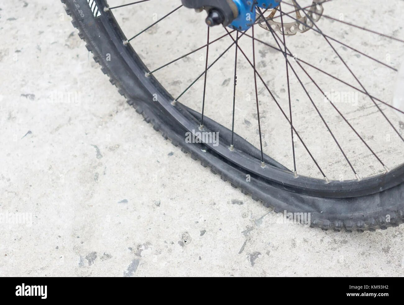 Пробитое колесо велосипеда фото Closeup view of bicycle flat tire on pavement Stock Photo - Alamy