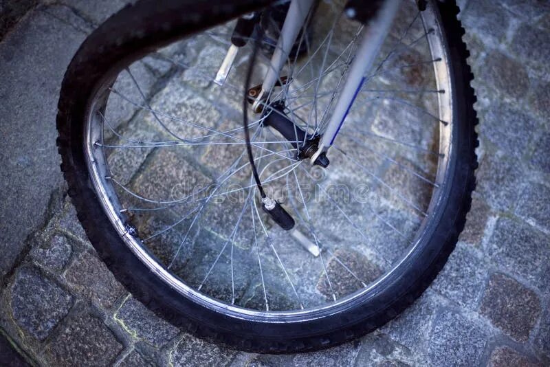 Пробитое колесо велосипеда фото Bike stock image. Image of dirty, theft, deteriorated - 40082297