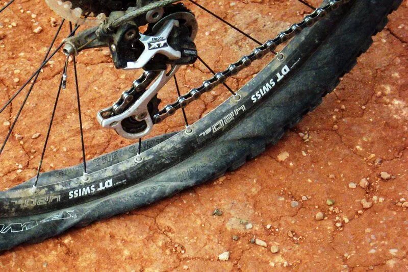 Пробитое колесо велосипеда фото 10 Sketchy Trailside Fixes that Every Mountain Biker Should Know - Mpora