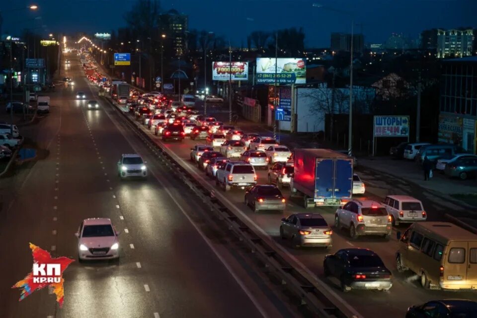 Пробки краснодар фото В Краснодаре Тургеневский и Яблоновский мосты стоят в пробке семь часов в день -