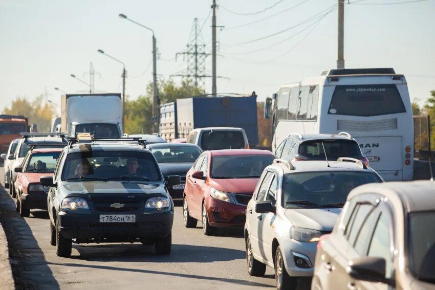 Пробки на дороги в бийске фото Вторая Продольная в Волгограде превратилась в одну большую пробку