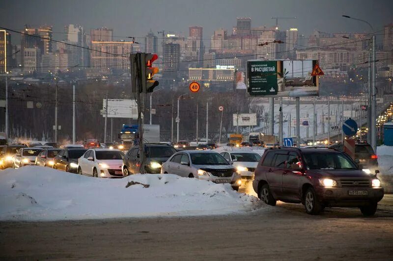 Пробки на дороги в бийске фото Десятки аварий привели к транспортному коллапсу в Новосибирске - sib.fm