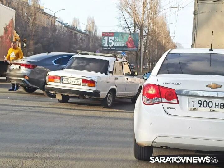 Пробки саратов фото Kia и "семёрка" создали пробку в час пик на проспекте Строителей - Новости Сарат