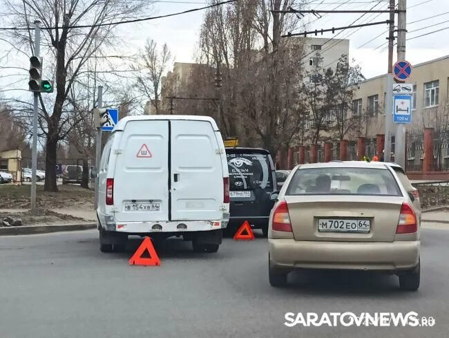 Пробки саратов фото У 3-й Советской больницы в Саратове пробка из-за ДТП с двумя микроавтобусами - Н