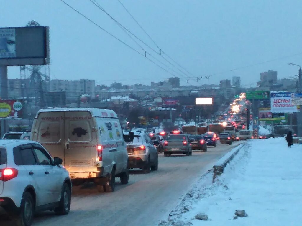 Пробки в челябинске фото Большое количество ДТП: пробки и снег парализовали движение в Челябинске