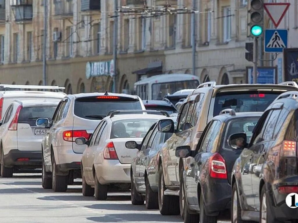 Пробки в челябинске фото В Челябинске пробки у "Юности" объяснили ремонтом путей и аварийными работами