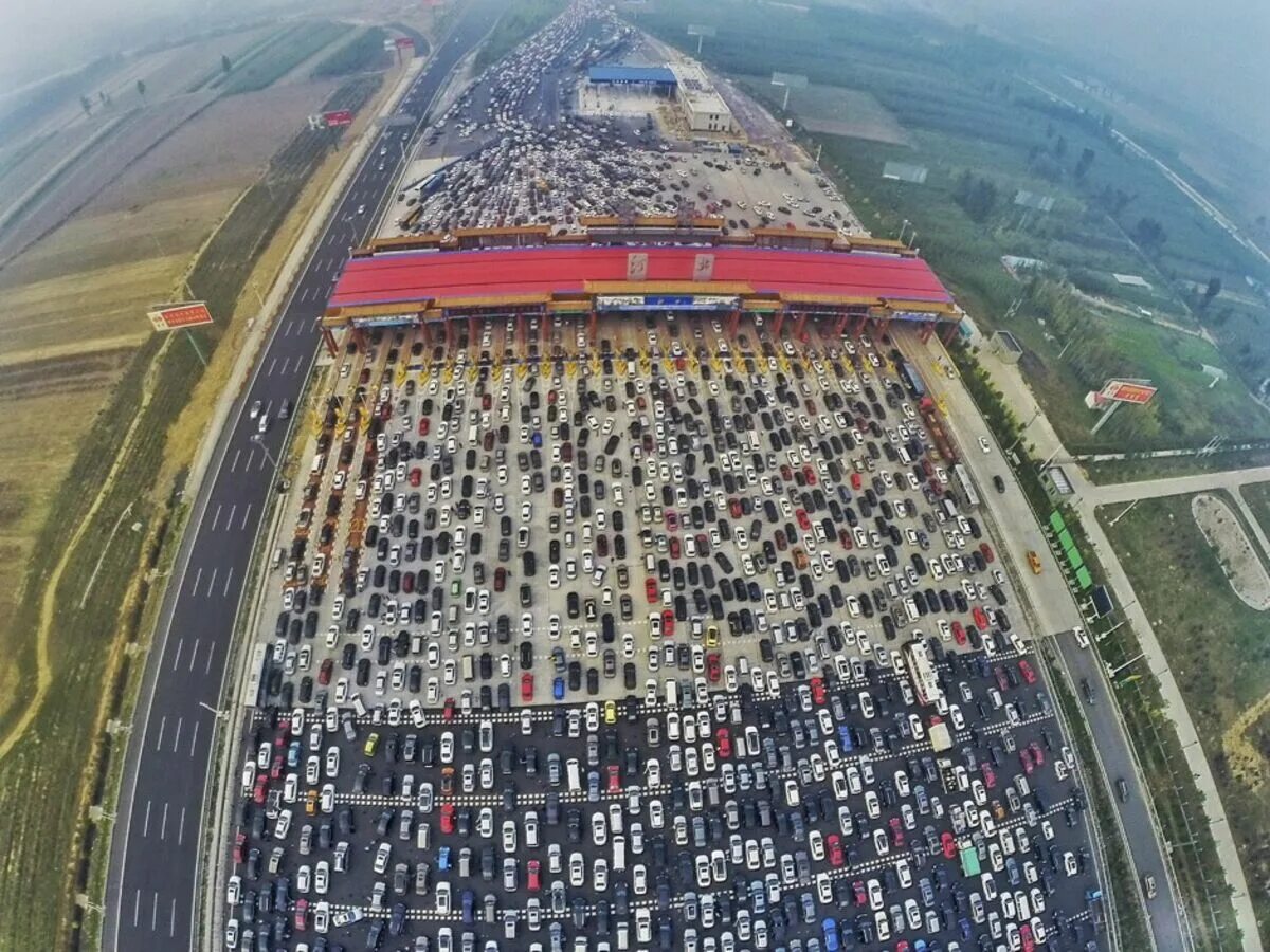 Пробки в китае фото China's 50-Lane Traffic Jam Is Every Commuter's Worst Nightmare - Bloomberg