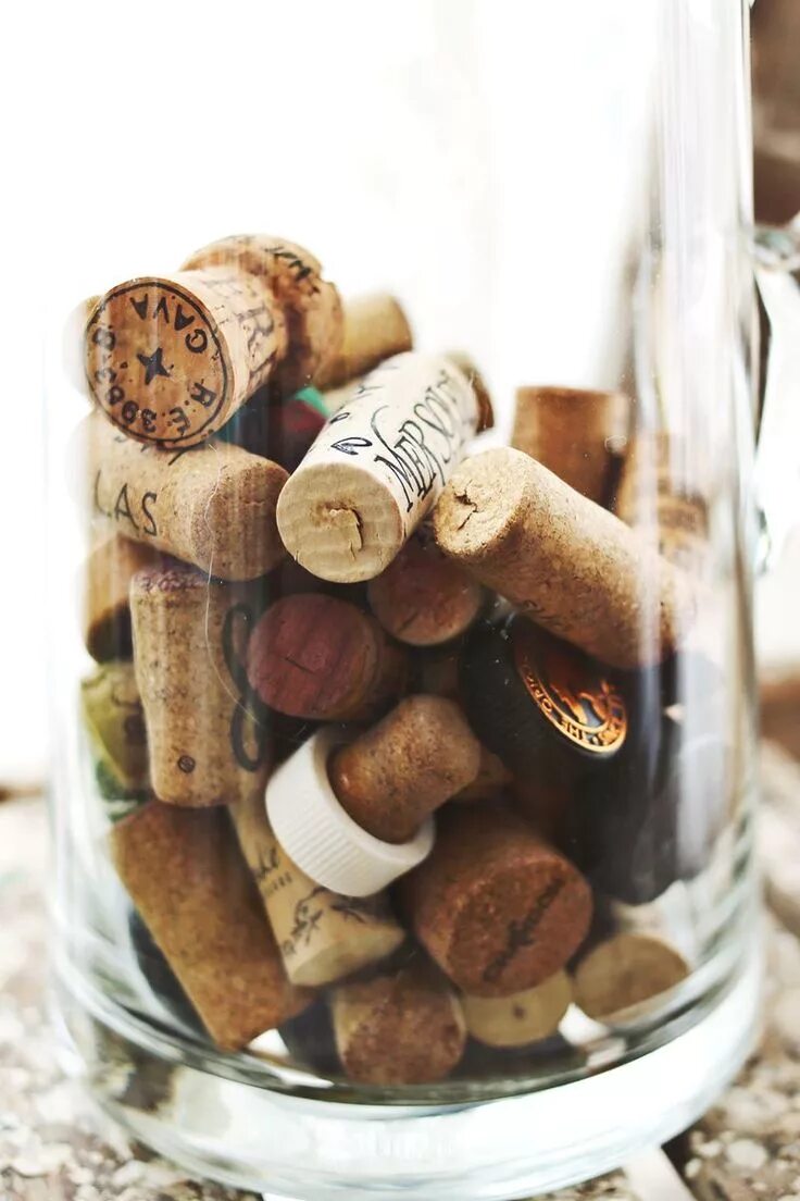 Пробки в вазе фото Little Traditions: Wine Cork Memories Bouchons de liège, Créations en bouchons d