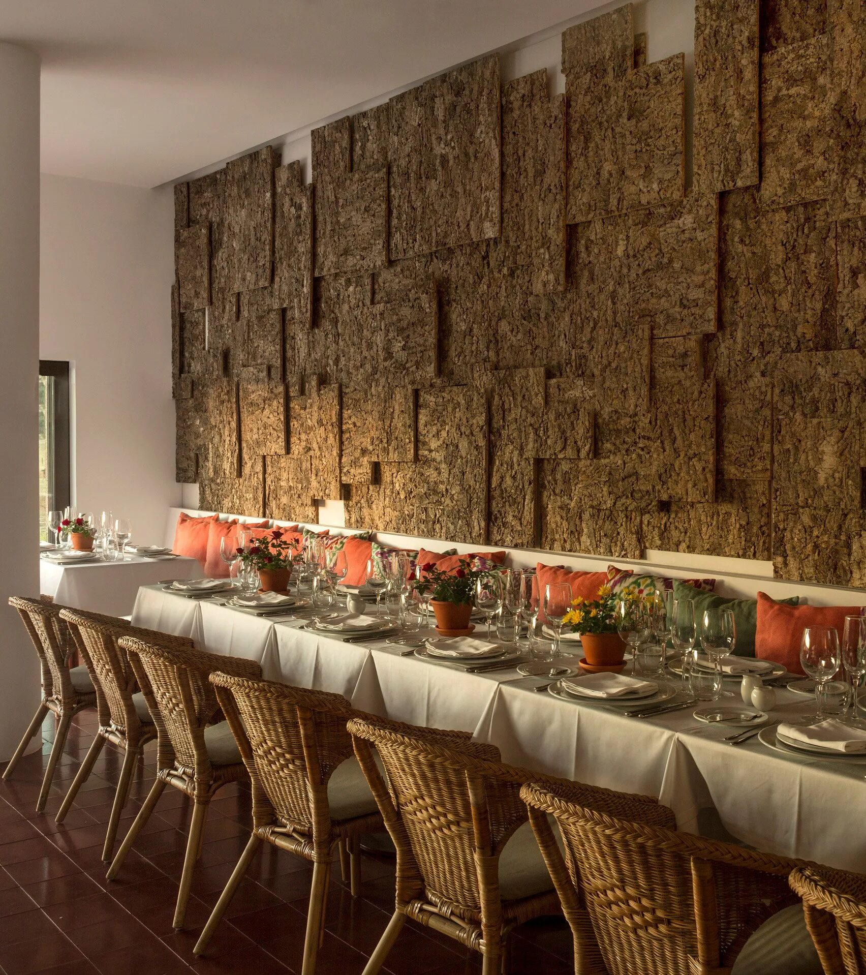 Пробковая стена в интерьере фото Ten interiors with textured cork-covered walls