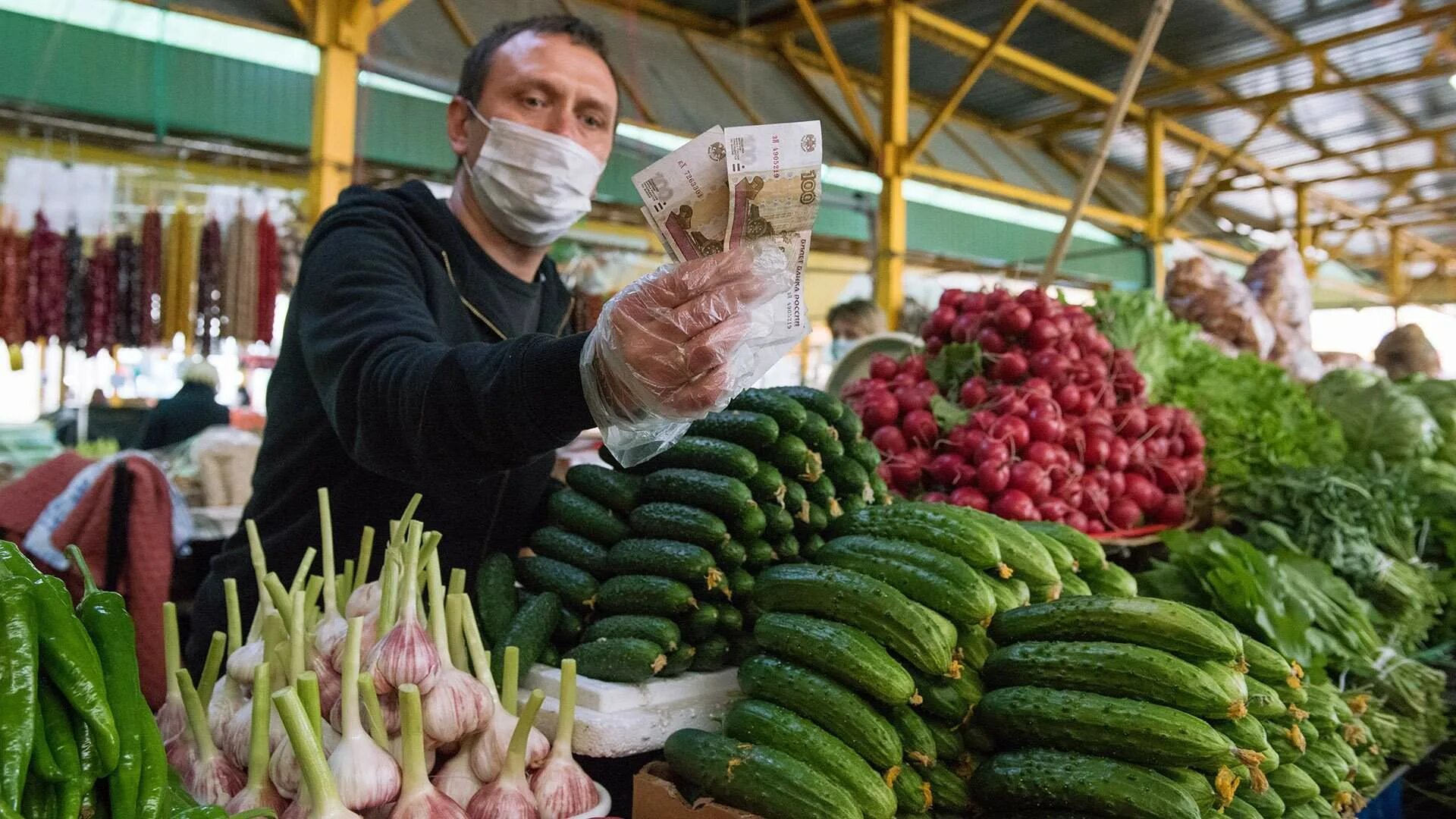 Продавец рынка фото Доступная еда: цены на продукты в мире продолжают падать Статьи Известия