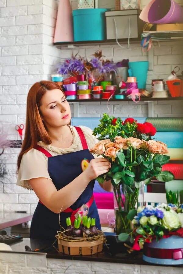 Продавец цветов фото Young Girl Working in a Flower Shop, Florist Woman Makes a Bouquet Stock Photo -