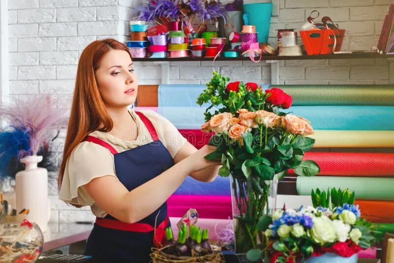 Продавец цветов фото Young Girl Working in a Flower Shop, Florist Woman Makes a Bouquet Stock Image -