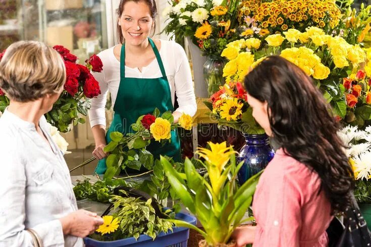 Продавец цветов фото Florist woman preparing bouquet customers flower shop. Florist women preparing b