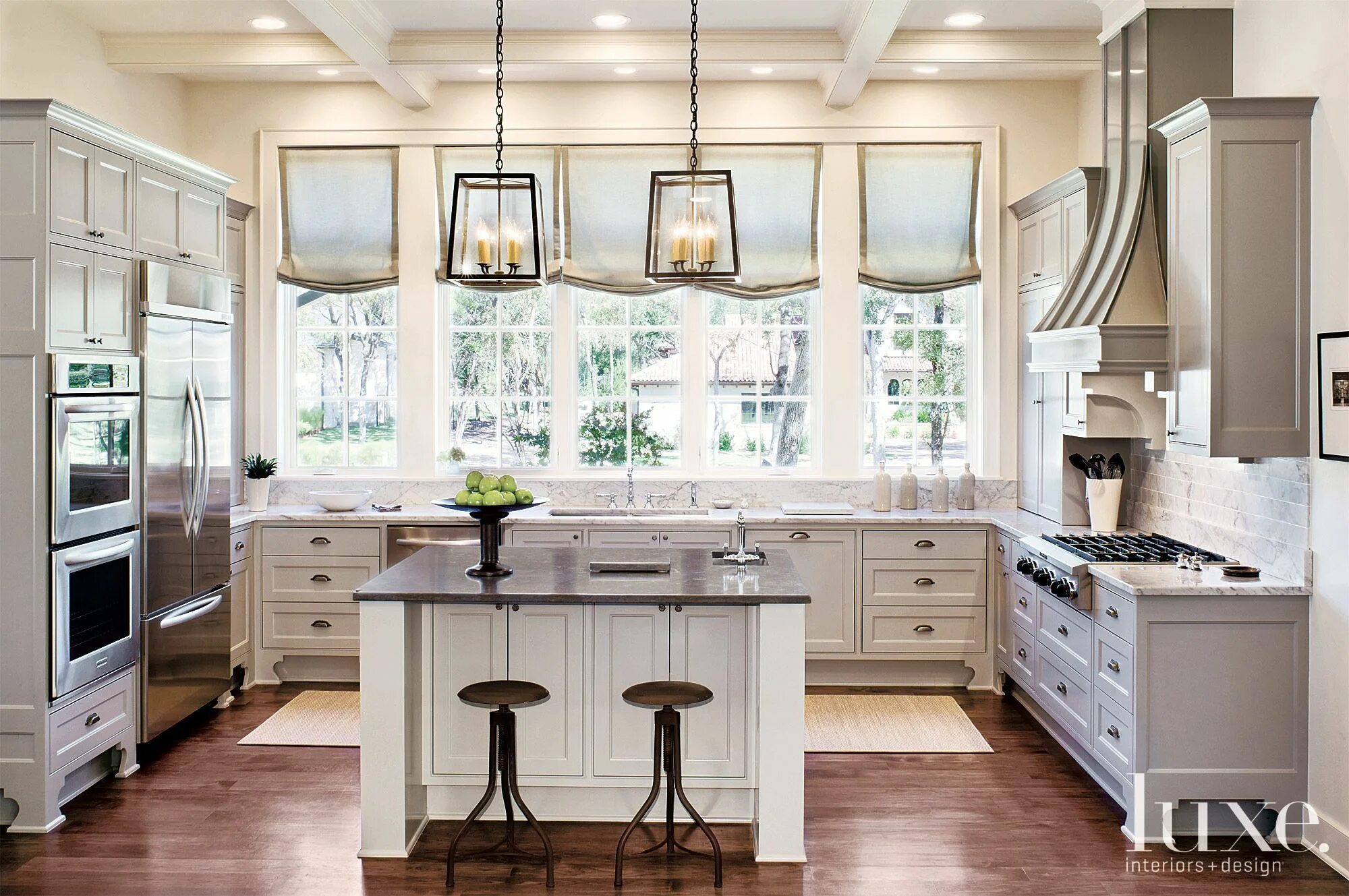 Проект кухни с окном посередине фото Contemporary White Kitchen with French Windows Traditional kitchen design, Inter