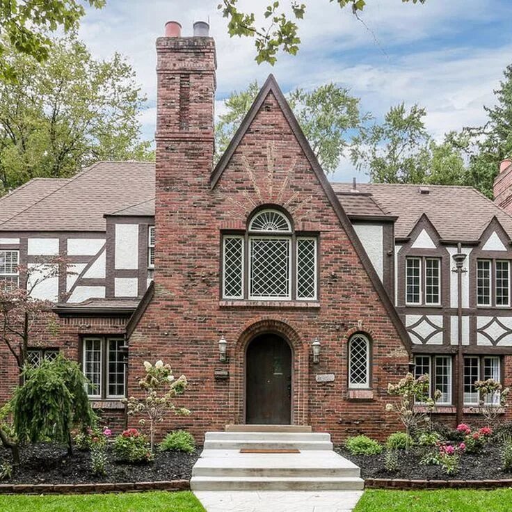 Проекты английских домов фото Sherwood Forest Tudor seeks $610K ... Tudor house exterior, Tudor style homes, A